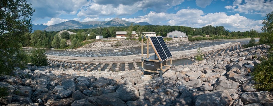 Scimabio-Interface, porjet, Drac, RFID, radio-télémétrie, franchissement piscicole, macrorugosité, système stream innov, panneaux solaire. Photo : vue d'ensemble du seuil à macro-rugosité et installation RFID sur panneau solaire