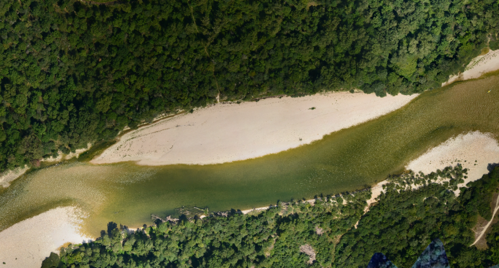 Photographie aérienne d'un banc de galet de la Basse Rivière d'Ain