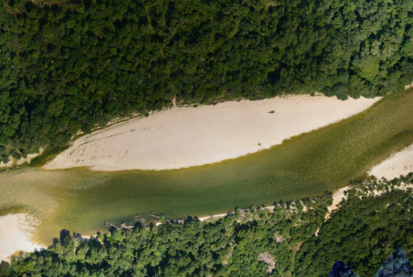 Photographie aérienne d'un banc de galet de la Basse Rivière d'Ain