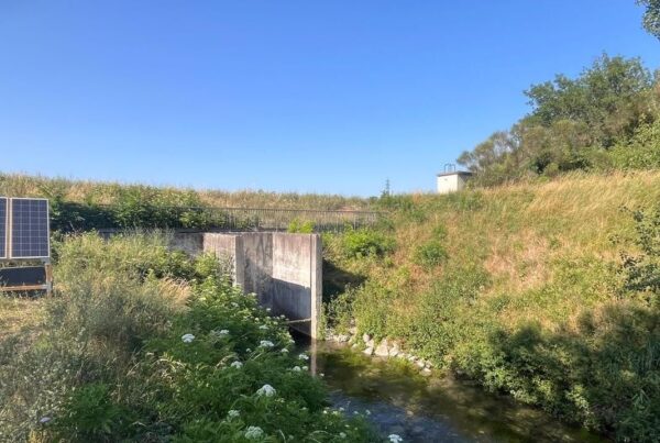 SCIMABIO Interface_vue d'ensemble_siphon du canal d'Orange équipé d'une antenne RFID sur panneau solaire