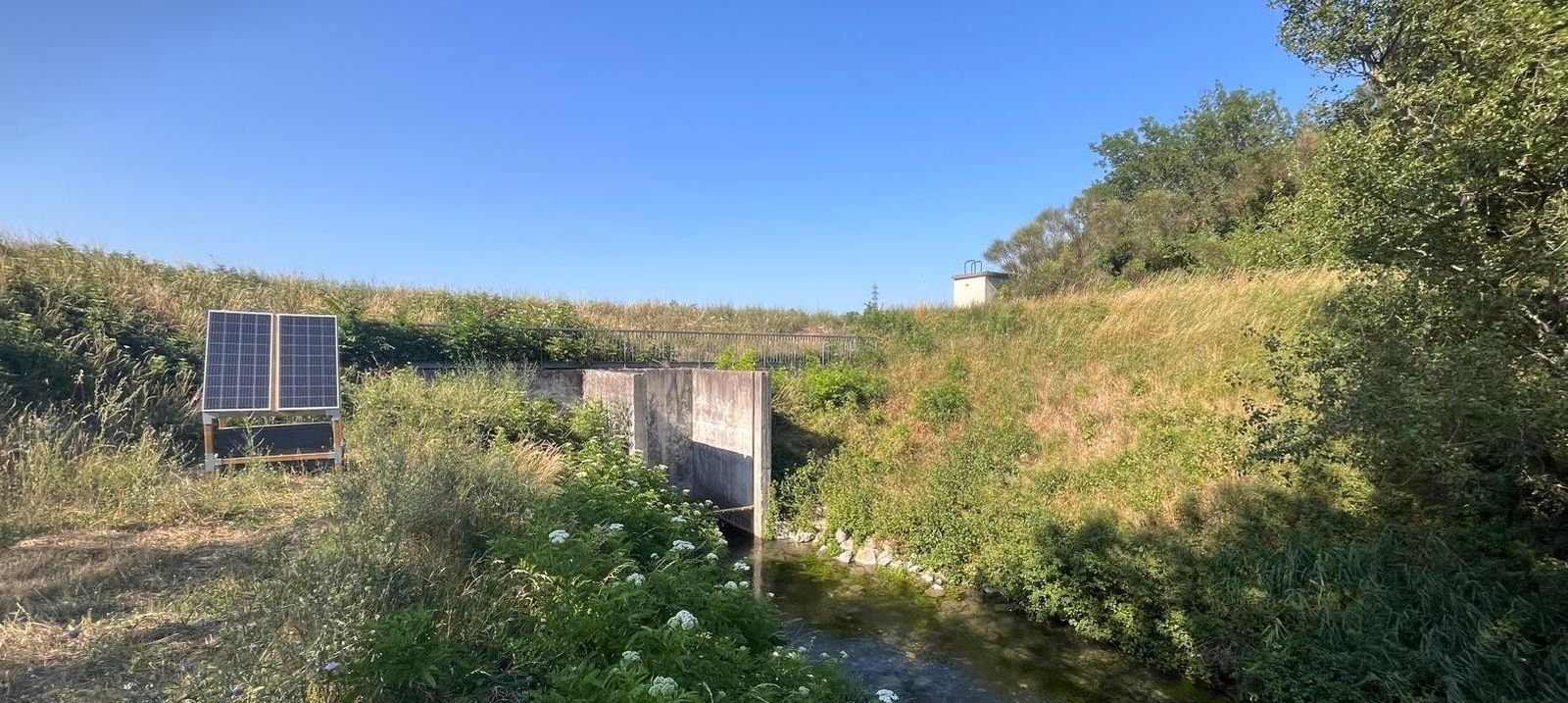 SCIMABIO Interface_vue d'ensemble_siphon du canal d'Orange équipé d'une antenne RFID sur panneau solaire