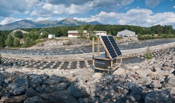 Scimabio-Interface, porjet, Drac, RFID, radio-télémétrie, franchissement piscicole, macrorugosité, système stream innov, panneaux solaire. Photo : vue d'ensemble du seuil à macro-rugosité et installation RFID sur panneau solaire