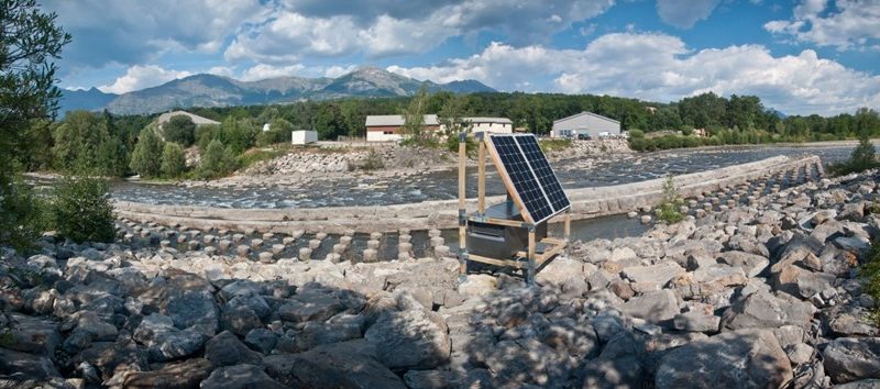 Scimabio-Interface, porjet, Drac, RFID, radio-télémétrie, franchissement piscicole, macrorugosité, système stream innov, panneaux solaire. Photo : vue d'ensemble du seuil à macro-rugosité et installation RFID sur panneau solaire