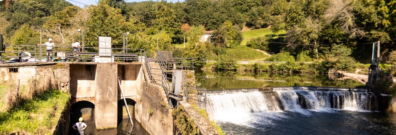 Scimabio-interface, life Kauribai, RFID, télémétrie acoustique, fleuve cotier, espagne, migrateur, saumon anguille. Photographie du barrage de Yanci (Espagne) situé sur la Bidasoa avec les deux portes d’entrée du canal d’amenée à la centrale hydro-électrique. ©SCIMABIO-Interface/C.Bouchard
