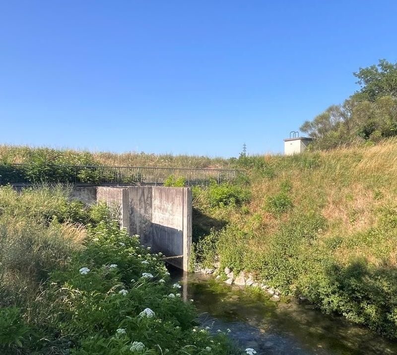 SCIMABIO Interface_vue d'ensemble_siphon du canal d'Orange équipé d'une antenne RFID sur panneau solaire
